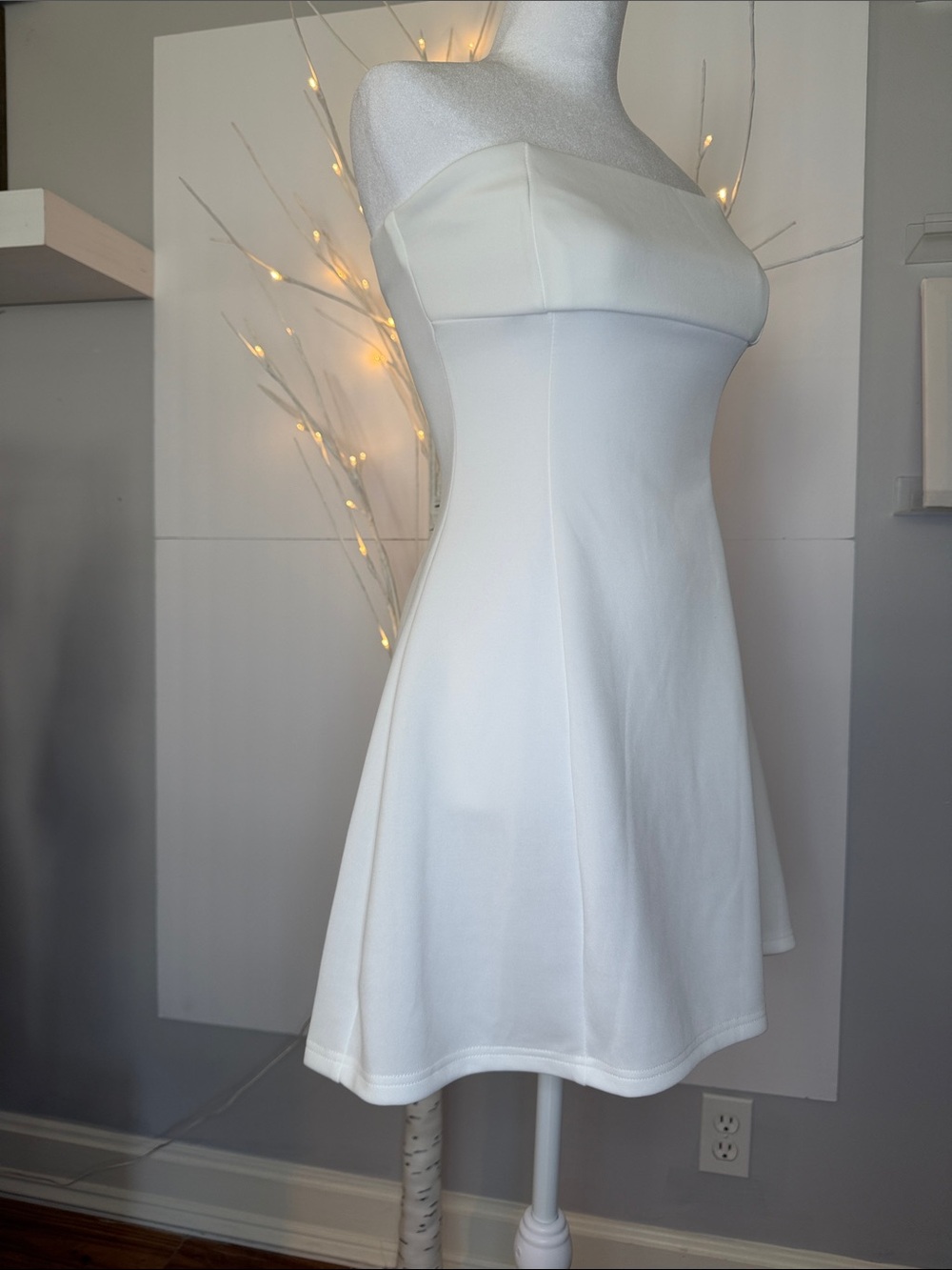 EUC mini white strapless dress size extra small could fit small stretchy.